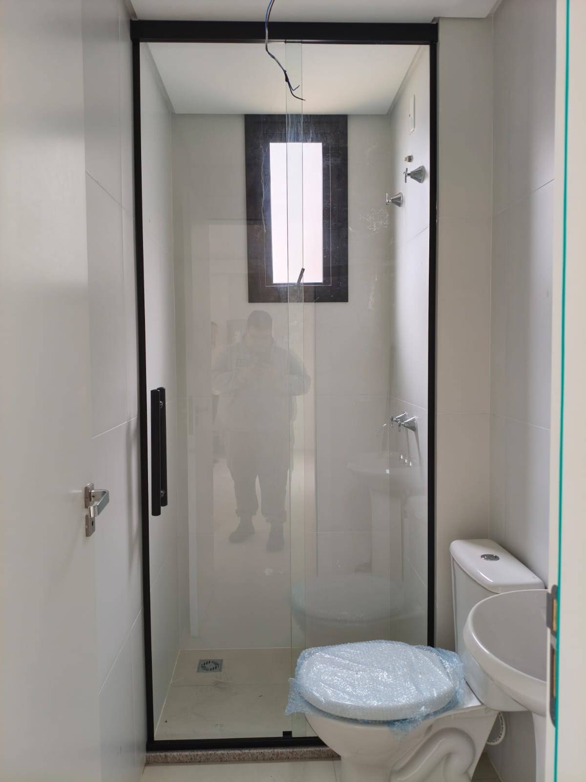 Box de banheiro recém-instalado em obra de acabamento