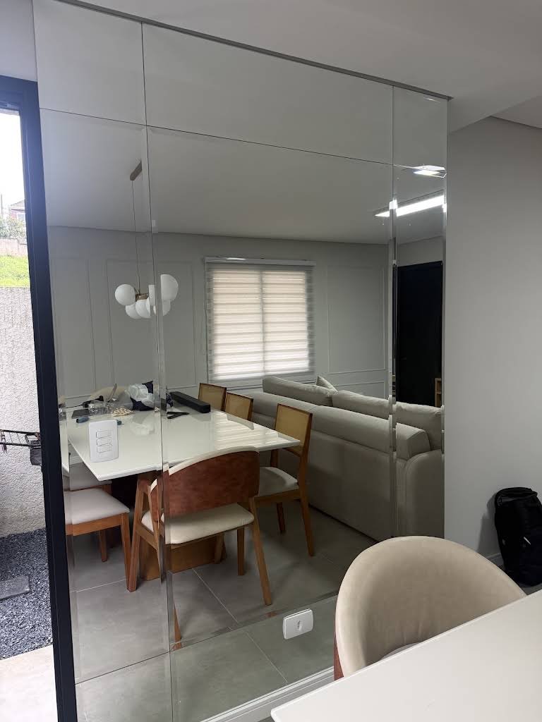Espelho sob medida do piso ao teto em sala de jantar
