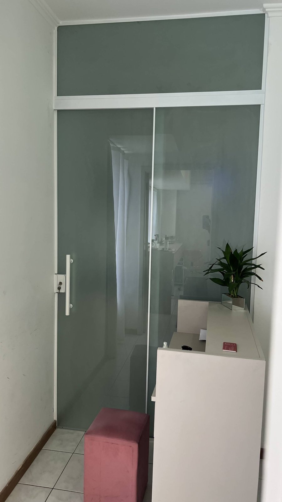 Porta de vidro jateado de correr em recepção comercial