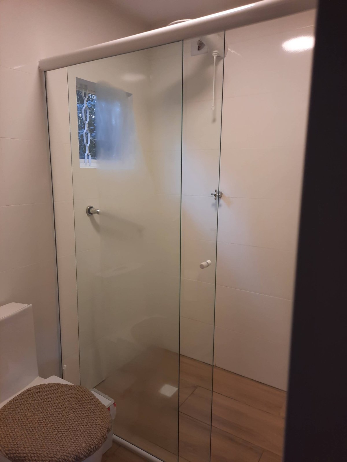 Box de banheiro em vidro temperado com perfil preto instalado pela Inove Vidros
